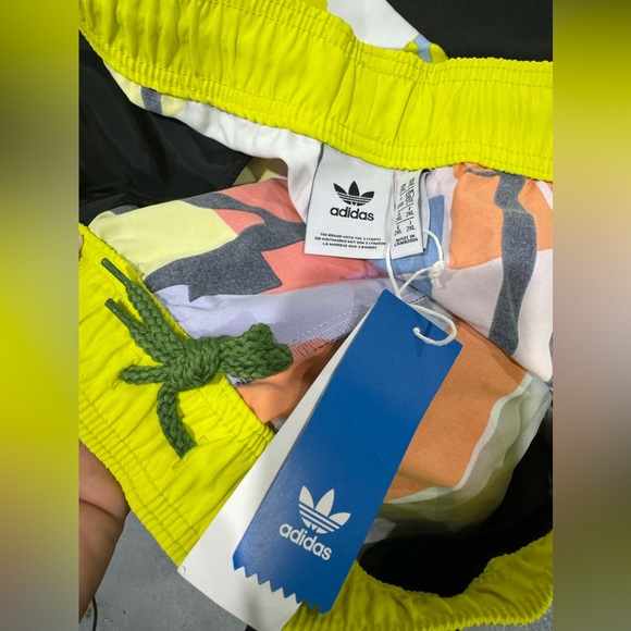 🔥ADIDAS LOVE UNITES WOVEN SHORTS (GENDER NEUTRAL) - Picture 4 of 12